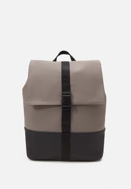 Even&Odd svart dragryggsäck hos Lounge by Zalando
