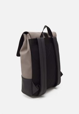 Even&Odd svart dragryggsäck hos Lounge by Zalando