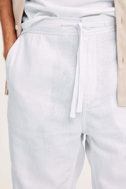Herrshorts i vitt linnemix