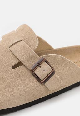 Pier One unisex slip-in i beige läder