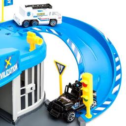 Polisgarage med 2 bilar och helikopter
