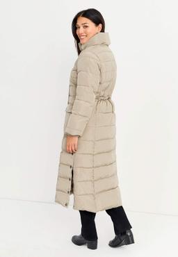 Lång vadderad beige kappa