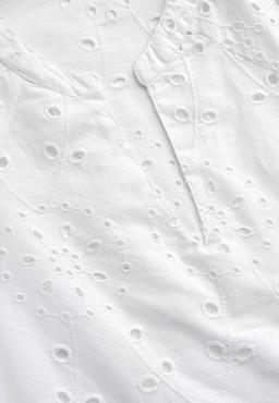 Vit blus med elegant brodyr