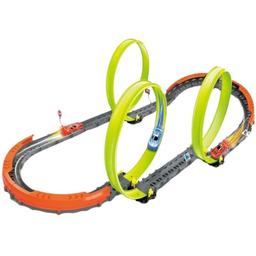 Racingbana med tre loopar och bil