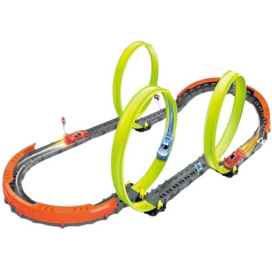 Racingbana med tre loopar och bil