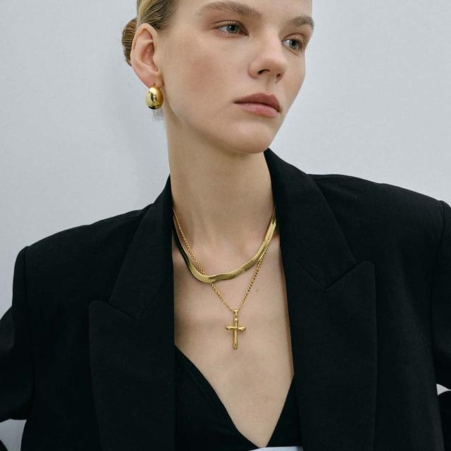 Céleste Pia Elegant Gold Necklace