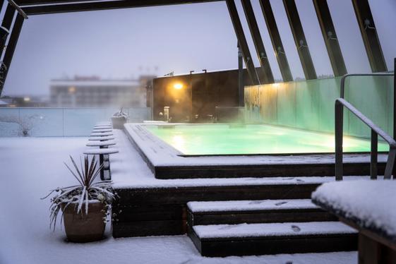 Natt för två med Pool Club & frukost på The Steam Hotel