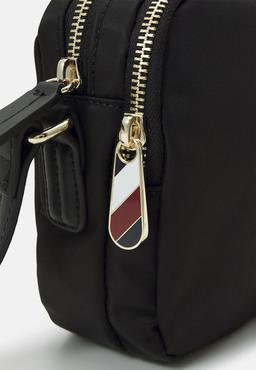 Tommy Hilfiger väska