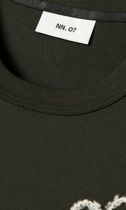 NN07 Pedro Broderad T-shirt Mörkgrön