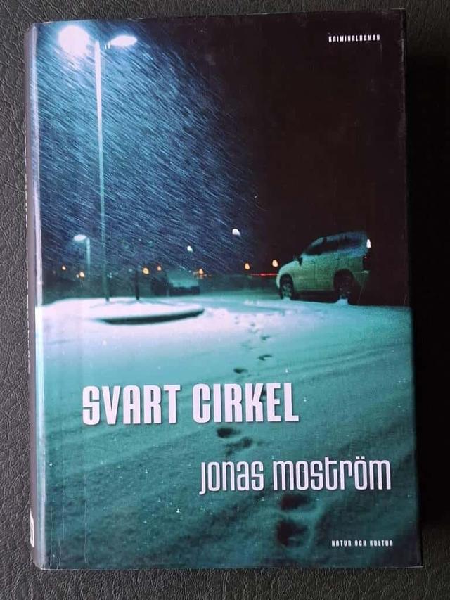 Svart cirkel av Jonas Moström