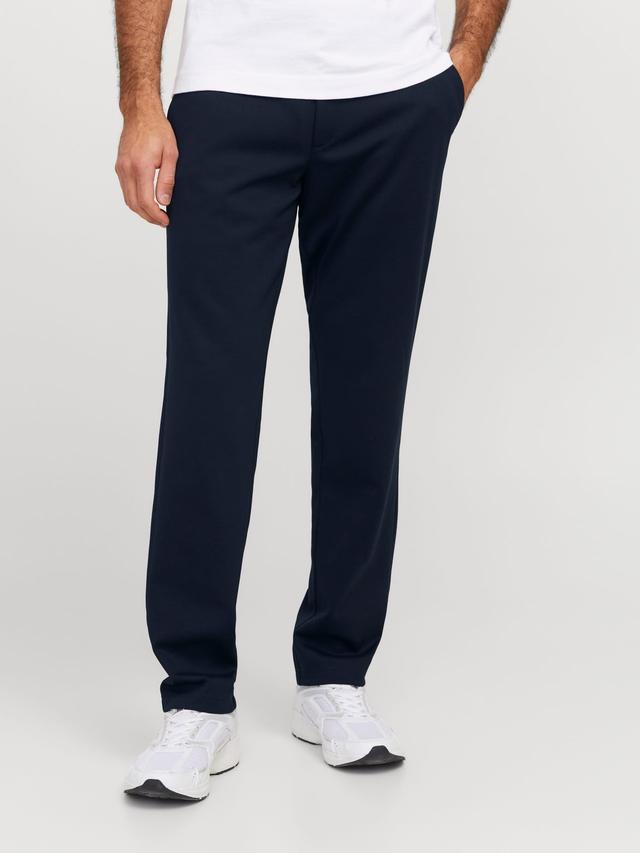 2 chinos.