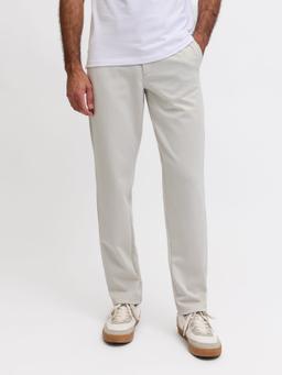 2 chinos.