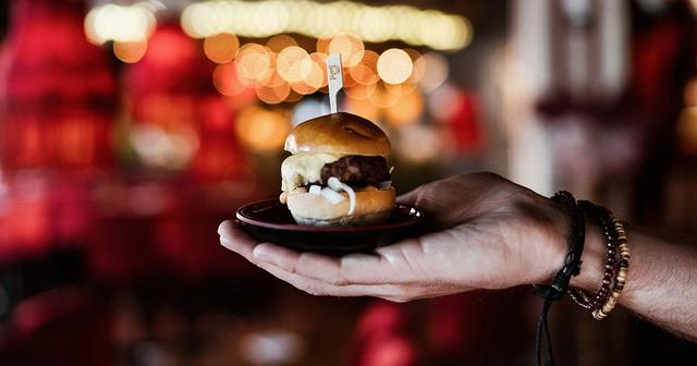 Få en gratis tapas hos Pinchos hela september