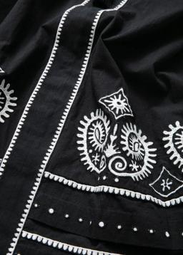 INA - Elegant Svart Broderad Långklänning