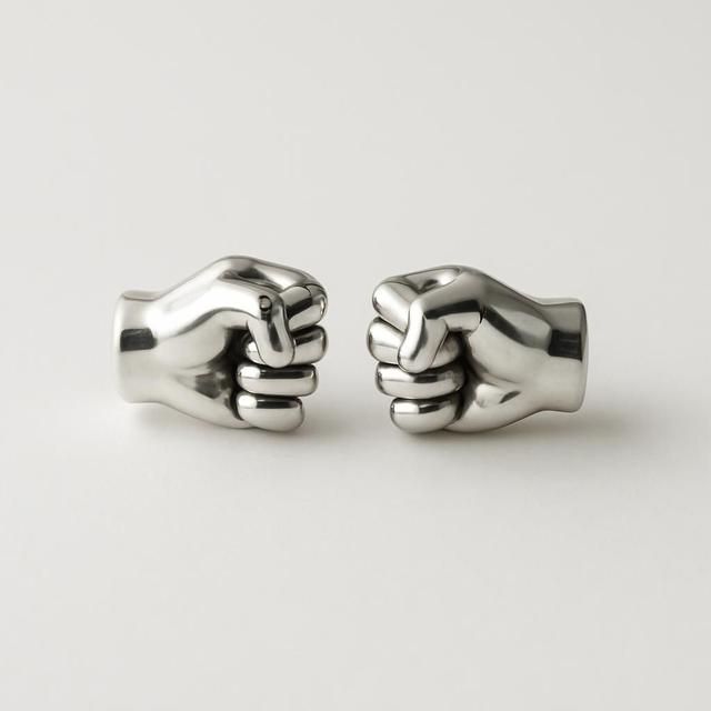 Katrin Zytomierska Fist Bump Örhängen