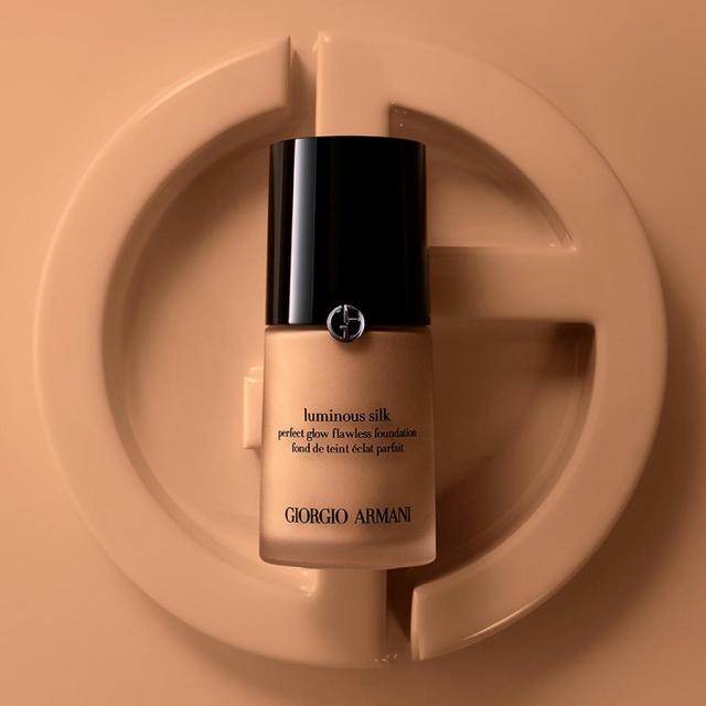 Beställ ett gratisprov av Armani Luminous Silk Foundation