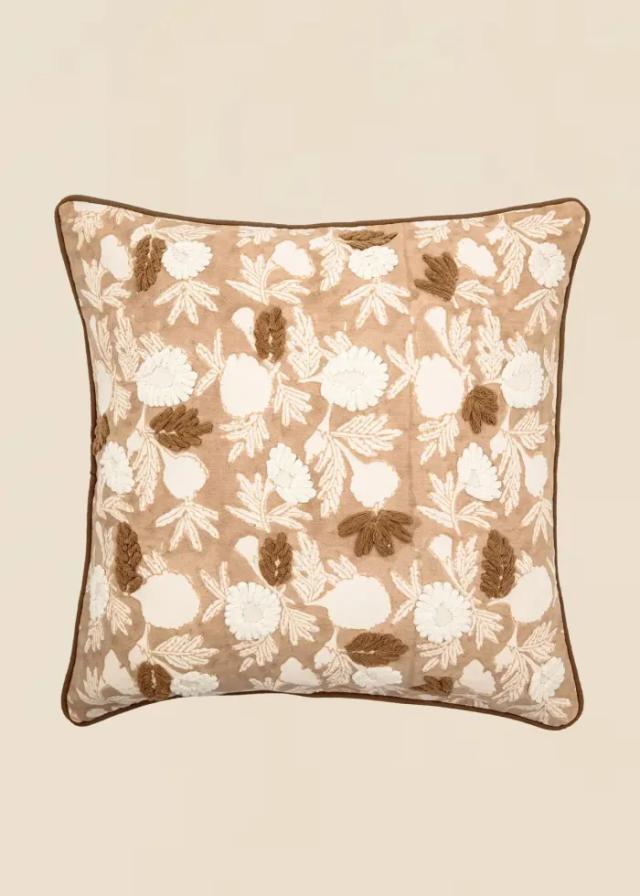 Laura - Blommigt Beige Kuddfodral - Indiska