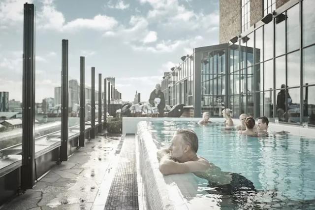 Pool Club, frukost och boende på The Steam Hotel