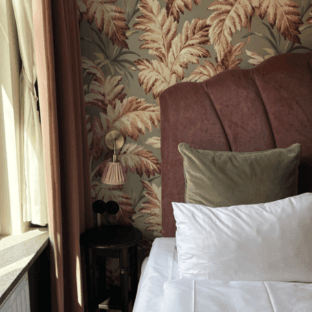 Bo på MJ'S Hotel från 445 kronor per person